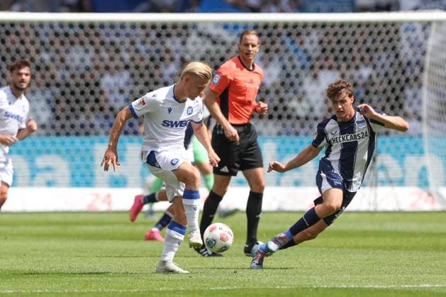 10.08.2025, xtgx, Fussball 2. Bundesliga, Hertha BSC Berlin - Karlsruher SC emspor, v.l. Andreas Müller (Karlsruhe, 16) , Maurice Krattenmacher (Hertha, 14) (DFL DFB REGULATIONS PROHIBIT ANY USE OF PHOTOGRAPHS as IMAGE SEQUENCES and or QUASI-VIDEO) Berlin
