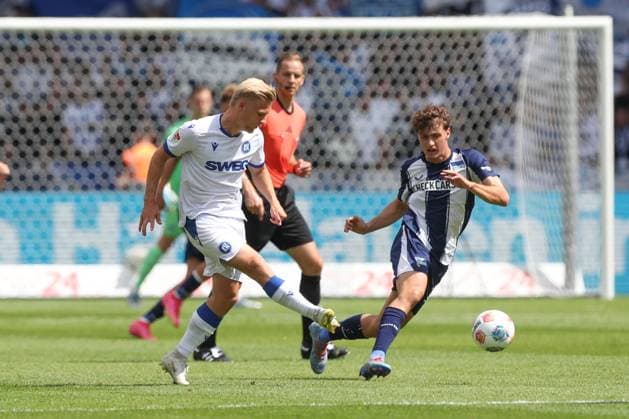 10.08.2025, xtgx, Fussball 2. Bundesliga, Hertha BSC Berlin - Karlsruher SC emspor, v.l. Andreas Müller (Karlsruhe, 16) , Maurice Krattenmacher (Hertha, 14) (DFL DFB REGULATIONS PROHIBIT ANY USE OF PHOTOGRAPHS as IMAGE SEQUENCES and or QUASI-VIDEO) Berlin