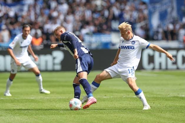 10.08.2025, xtgx, Fussball 2. Bundesliga, Hertha BSC Berlin - Karlsruher SC emspor, v.l. Michael Cuisance (Hertha), Nicolai Rapp (Karlsruhe, 6) Zweikampf, Duell, Kampf, tackle (DFL DFB REGULATIONS PROHIBIT ANY USE OF PHOTOGRAPHS as IMAGE SEQUENCES and or QUASI-VIDEO) Berlin