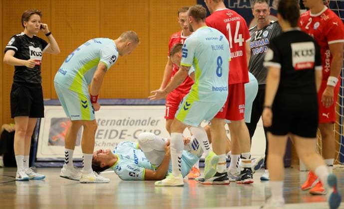 Foto : Julian Köster (Gummersbach) liegt verletzt am Boden Handball Herren international, Saisonvorbereitung beim Heide Cup in Schneverdingen am So 10.08.2025 VfL Gummerbach - Kolstad