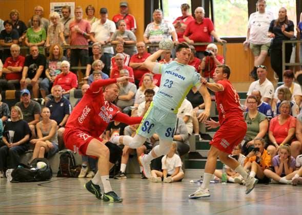 Foto : Torwurf von Ole Pregler ( Gummersbach ) gegen Simon JEPPSSON (Kolstad) und Erlend JOHNSEN (Kolstad , rechts) Handball Herren international, Saisonvorbereitung beim Heide Cup in Schneverdingen am So 10.08.2025 VfL Gummerbach - Kolstad 31 - 25