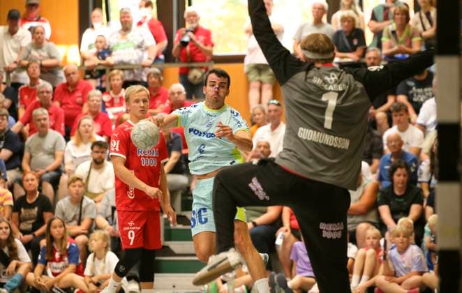 Foto : Milos Vujovic ( Gummersbach ) wirft gegen Torhüter Gudmundsson (Kolstad) Handball Herren international, Saisonvorbereitung beim Heide Cup in Schneverdingen am So 10.08.2025 VfL Gummerbach - Kolstad 31 - 25