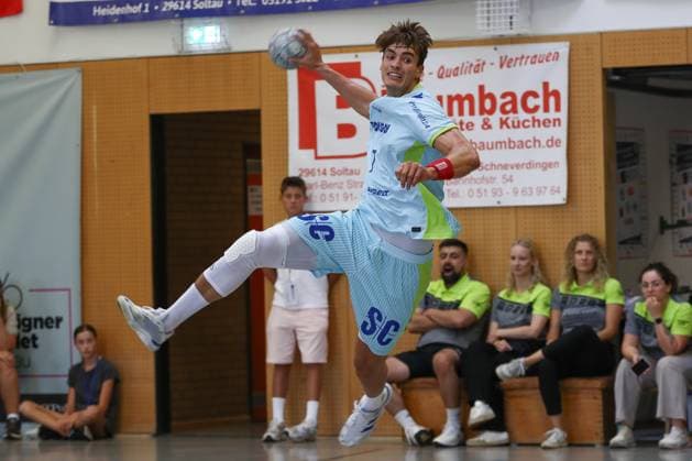 10.08.2025, xgox, Handball - Heide-Cup - Spiel um Platz 5 VfL Gummersbach - Kolstad Handbold emspor, v.l. Julian Koester (Köster, Gummersbach, 7) wirft Tor, Torschuetze, erzielt Tor, Treffer, scores the goal Schneverdingen