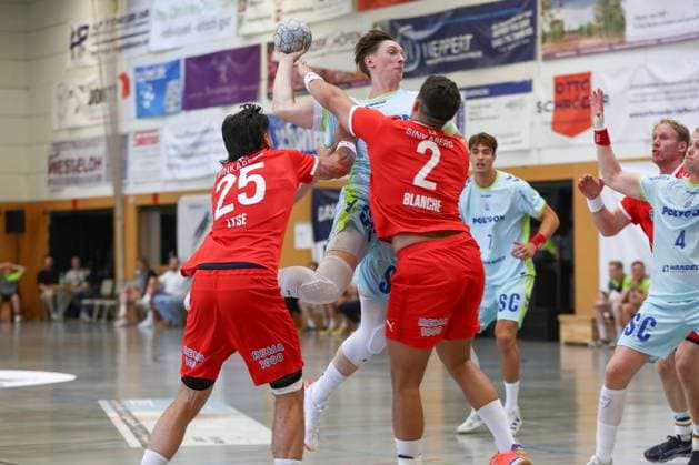10.08.2025, xgox, Handball - Heide-Cup - Spiel um Platz 5 VfL Gummersbach - Kolstad Handbold emspor, v.l. Simen Ulstad Lyse (Kolstad, 25), Ole Pregler (Gummersbach, 23), Adam Blanche (Kolstad, 2) Zweikampf, Duell, Kampf, tackle Schneverdingen