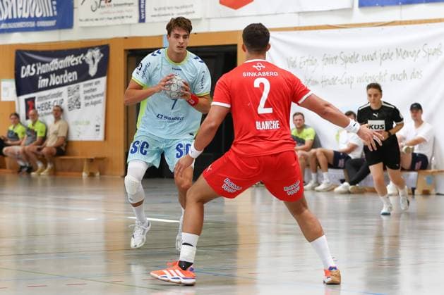 10.08.2025, xgox, Handball - Heide-Cup - Spiel um Platz 5 VfL Gummersbach - Kolstad Handbold emspor, v.l. Julian Koester (Köster, Gummersbach, 7), Adam Blanche (Kolstad, 2) Zweikampf, Duell, Kampf, tackle Schneverdingen