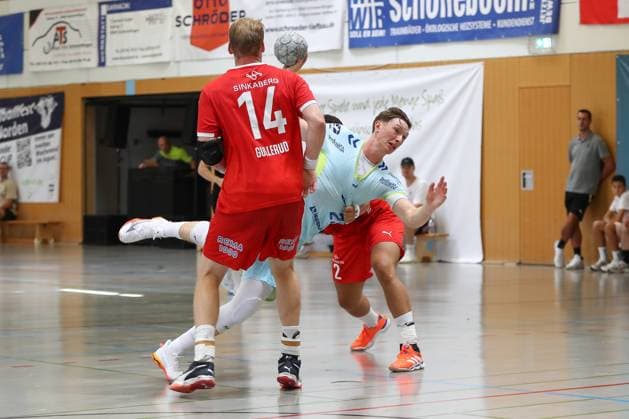 10.08.2025, xgox, Handball - Heide-Cup - Spiel um Platz 5 VfL Gummersbach - Kolstad Handbold emspor, v.l. Magnus Gullerud (Kolstad, 14), Ole Pregler (Gummersbach, 23), Adam Blanche (Kolstad, 2) Zweikampf, Duell, Kampf, tackle Schneverdingen