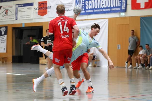 10.08.2025, xgox, Handball - Heide-Cup - Spiel um Platz 5 VfL Gummersbach - Kolstad Handbold emspor, v.l. Magnus Gullerud (Kolstad, 14), Ole Pregler (Gummersbach, 23), Adam Blanche (Kolstad, 2) Zweikampf, Duell, Kampf, tackle Schneverdingen