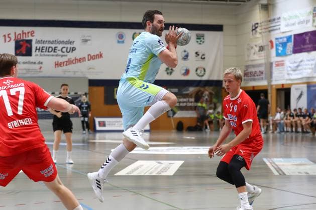 10.08.2025, xgox, Handball - Heide-Cup - Spiel um Platz 5 VfL Gummersbach - Kolstad Handbold emspor, v.l. Teitur Orn Einarsson (Gummersbach, 14) wirft Tor, Torschuetze, erzielt Tor, Treffer, scores the goal Schneverdingen