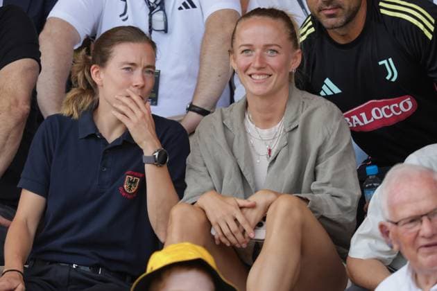 10.08.2025, xfanx, Fussball Testspiel, Borussia Dortmund Frauen - Juventus Turin Frauen v.l. die Zweite Nationalspielerin Lea Schüller Schueller (Deutschland) auf der Zuschauertribüne (DFL DFB REGULATIONS PROHIBIT ANY USE OF PHOTOGRAPHS as IMAGE SEQUENCES and or QUASI-VIDEO) Dortmund