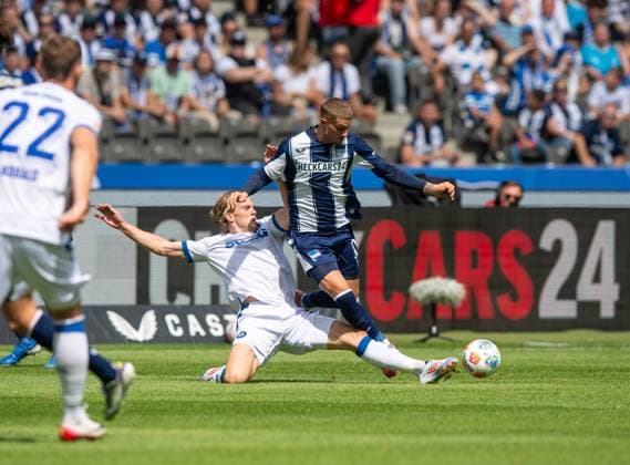 Fussball, Herren, Saison 2025 2026, 2. Bundesliga (2. Spieltag), Hertha BSC - Karlsruher SC, v.l. David Herold (Karlsruher SC), Michael Cuisance (Hertha BSC), 10.08. 2025,