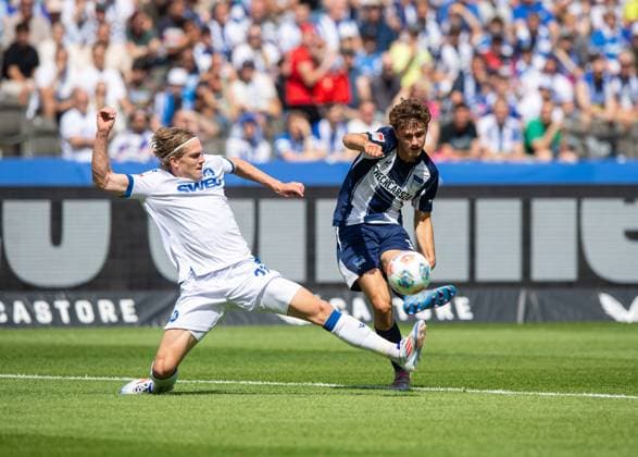 Fussball, Herren, Saison 2025 2026, 2. Bundesliga (2. Spieltag), Hertha BSC - Karlsruher SC, v.l. David Herold (Karlsruher SC), Maurice Krattenmacher (Hertha BSC), 10.08. 2025,