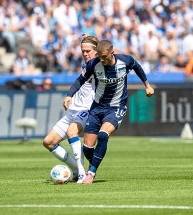 Fussball, Herren, Saison 2025 2026, 2. Bundesliga (2. Spieltag), Hertha BSC - Karlsruher SC, v.l. David Herold (Karlsruher SC), Michael Cuisance (Hertha BSC), 10.08. 2025,