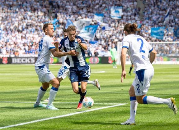 Fussball, Herren, Saison 2025 2026, 2. Bundesliga (2. Spieltag), Hertha BSC - Karlsruher SC, v.l. Marcel Franke (Karlsruher SC), Marten Winkler (Hertha BSC), Sebastian Jung (Karlsruher SC), 10.08. 2025,