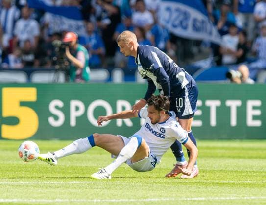 Fussball, Herren, Saison 2025 2026, 2. Bundesliga (2. Spieltag), Hertha BSC - Karlsruher SC, v.l. Roko Simic (Karlsruher SC), Michael Cuisance (Hertha BSC), 10.08. 2025,