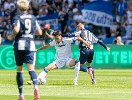 Fussball, Herren, Saison 2025 2026, 2. Bundesliga (2. Spieltag), Hertha BSC - Karlsruher SC, v.l. Dawid Kownacki (Hertha BSC), Roko Simic (Karlsruher SC), Michael Cuisance (Hertha BSC), 10.08. 2025,