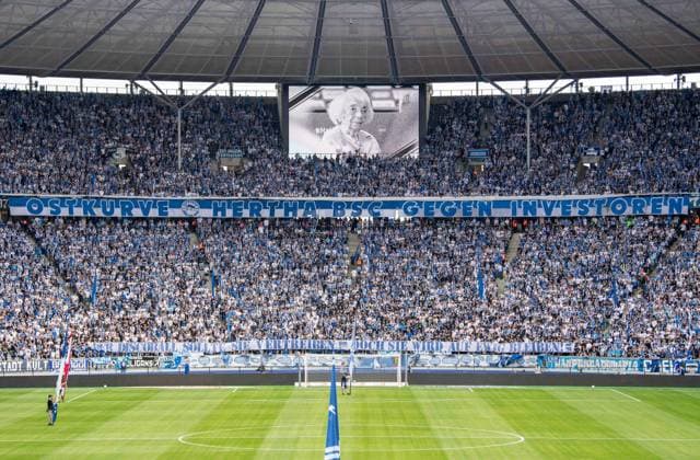 Fussball, Herren, Saison 2025 2026, 2. Bundesliga (2. Spieltag), Hertha BSC - Karlsruher SC, vor dem Spiel wurde der Holocaustüberlenden Margot Friedländer gedacht, 10.08. 2025,