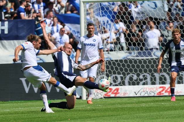 2. Fußball Bundesliga, Hertha BSC - Karlsruher SC Toni Leistner (Hertha BSC Berlin 37) verhindert einTorschuss von Sebastian Jung (Karlsruher SC 2), während der Begegnung in der 2. Fußball Bundesliga, Hertha BSC - Karlsruher SC in Berlin, Olympiastadion, am 10.08.2025. DFB regulations prohibit any use of photographs as image sequences and or quasi video.
