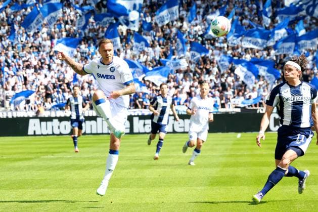 DEU, DFL, 2. FBL, Hertha BSC vs. Karlsruher SC, 10.08.2025, Berliner Olympiastadion, Berlin, DEU, DFL, 2. FBL, Hertha BSC vs. Karlsruher SC, im Bild Fabian Reese (Hertha BSC Berlin 11), Marcel Franke (Karlsruher SC 28) DFL - regulations prohibit any use of Photographs as image sequences and or quasi-video