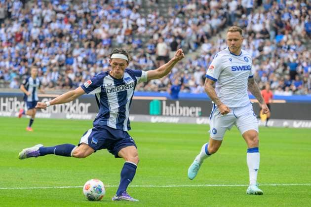 GER, Berlin, Fussball, Hertha BSC vs Karlsruher SC, KSC, DFB, 2 Bundesliga, Spielzeit 2025 2026, 10.08.25 v.l. Fabian Reese (Hertha BSC), zieht auf Tor ab, DFB DFL REGULATIONS PROHIBIT ANY USE OF PHOTOGRAPHS AS IMAGE SEQUENCES AND OR QUASI-VIDEO,