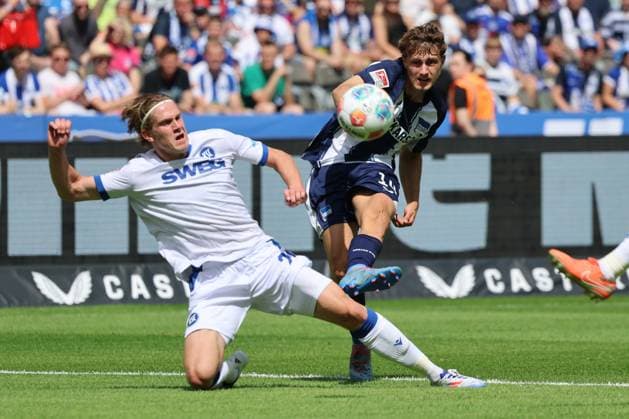 2. Fußball Bundesliga, Hertha BSC - Karlsruher SC Maurice Krattenmacher (Hertha BSC Berlin 4) im Zweikampf mit David Herold (Karlsruher SC 20), während der Begegnung in der 2. Fußball Bundesliga, Hertha BSC - Karlsruher SC in Berlin, Olympiastadion, am 10.08.2025. DFB regulations prohibit any use of photographs as image sequences and or quasi video.