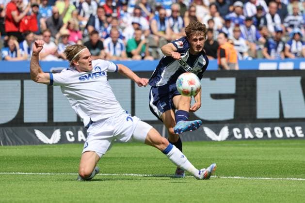 2. Fußball Bundesliga, Hertha BSC - Karlsruher SC Maurice Krattenmacher (Hertha BSC Berlin 4) im Zweikampf mit David Herold (Karlsruher SC 20), während der Begegnung in der 2. Fußball Bundesliga, Hertha BSC - Karlsruher SC in Berlin, Olympiastadion, am 10.08.2025. DFB regulations prohibit any use of photographs as image sequences and or quasi video.