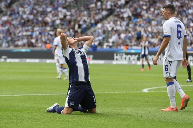 10.08.2025, xtgx, Fussball 2. Bundesliga, Hertha BSC Berlin - Karlsruher SC emspor, v.l. Fabian Reese (Hertha, 11) enttaeuscht, enttäuscht, schaut enttaeuscht, niedergeschlagen, disappointed (DFL DFB REGULATIONS PROHIBIT ANY USE OF PHOTOGRAPHS as IMAGE SEQUENCES and or QUASI-VIDEO) Berlin