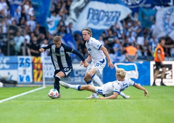 Fussball, Herren, Saison 2025 2026, 2. Bundesliga (2. Spieltag), Hertha BSC - Karlsruher SC, v.l. Michael Cuisance (Hertha BSC), David Herold (Karlsruher SC), Andreas Müller (Karlsruher SC), 10.08. 2025,