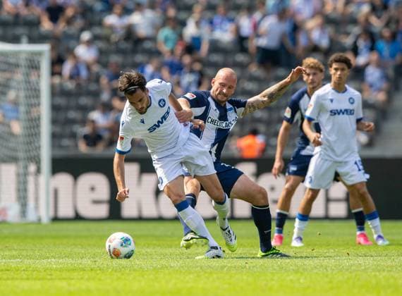 Fussball, Herren, Saison 2025 2026, 2. Bundesliga (2. Spieltag), Hertha BSC - Karlsruher SC, v.l. Roko Simic (Karlsruher SC), Toni Leistner (Hertha BSC), 10.08. 2025,