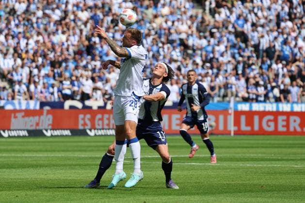 2. Fußball Bundesliga, Hertha BSC - Karlsruher SC Marcel Franke (Karlsruher SC 28) im Zweikampf mit Fabian Reese (Hertha BSC Berlin 11), während der Begegnung in der 2. Fußball Bundesliga, Hertha BSC - Karlsruher SC in Berlin, Olympiastadion, am 10.08.2025. DFB regulations prohibit any use of photographs as image sequences and or quasi video.