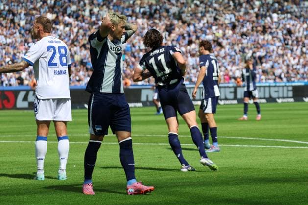 2. Fußball Bundesliga, Hertha BSC - Karlsruher SC Dawid Kownacki (Hertha BSC Berlin 9), enttäuscht, nach vergebener Chance, rechts Fabian Reese (Hertha BSC Berlin 11), während der Begegnung in der 2. Fußball Bundesliga, Hertha BSC - Karlsruher SC in Berlin, Olympiastadion, am 10.08.2025. DFB regulations prohibit any use of photographs as image sequences and or quasi video.