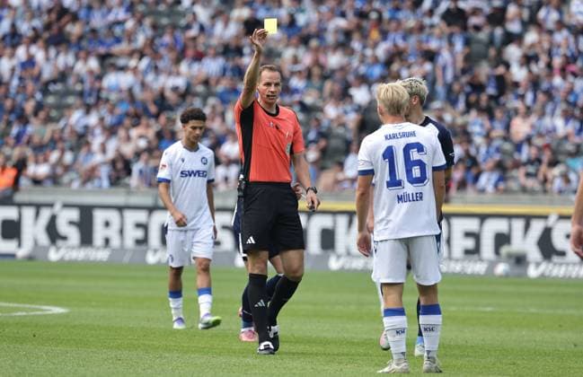 Schiedsrichter Sören Storks gelbe Karte für Andreas Müller Fußball Fussball DFL 2.Bundesliga Herren 2. Spieltag Saison 2025 2026 10.08.2025 Hertha BSC Berlin vs. Karlsruher SC KSC DFL regulations prohibit any use of photographs as image sequences and or quasi-video