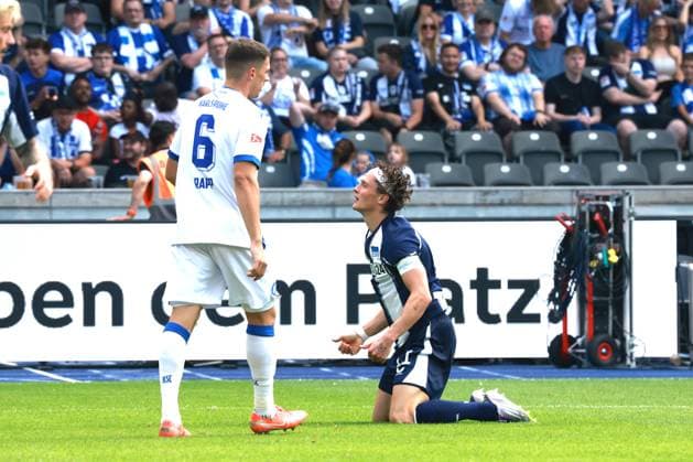 DEU, DFL, 2. FBL, Hertha BSC vs. Karlsruher SC, 10.08.2025, Berliner Olympiastadion, Berlin, DEU, DFL, 2. FBL, Hertha BSC vs. Karlsruher SC, im Bild Diego Demme (Hertha BSC Berlin 6), NICOLAI RAPP (Karlsruher SC 6) DFL - regulations prohibit any use of Photographs as image sequences and or quasi-video