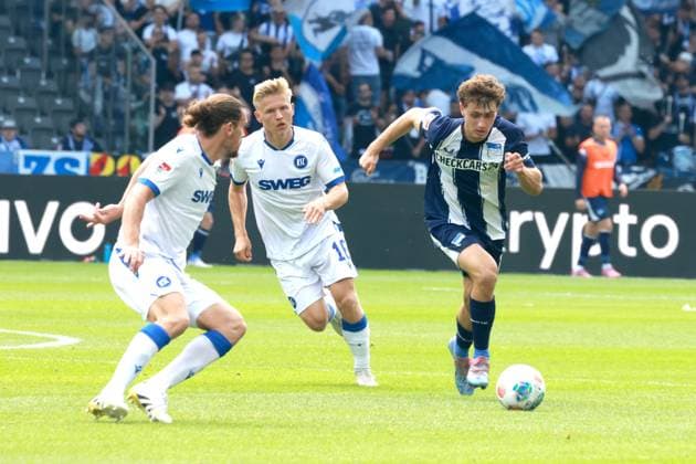 DEU, DFL, 2. FBL, Hertha BSC vs. Karlsruher SC, 10.08.2025, Berliner Olympiastadion, Berlin, DEU, DFL, 2. FBL, Hertha BSC vs. Karlsruher SC, im Bild Maurice Krattenmacher (Hertha BSC Berlin 14),Sebastian Jung (Karlsruher SC 2), ANDREAS MUELLER (Karlsruher SC 16) DFL - regulations prohibit any use of Photographs as image sequences and or quasi-video