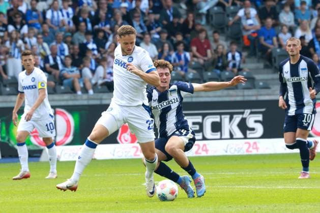 DEU, DFL, 2. FBL, Hertha BSC vs. Karlsruher SC, 10.08.2025, Berliner Olympiastadion, Berlin, DEU, DFL, 2. FBL, Hertha BSC vs. Karlsruher SC, im Bild Maurice Krattenmacher (Hertha BSC Berlin 14), Christoph Kobald (Karlsruher SC 22) DFL - regulations prohibit any use of Photographs as image sequences and or quasi-video