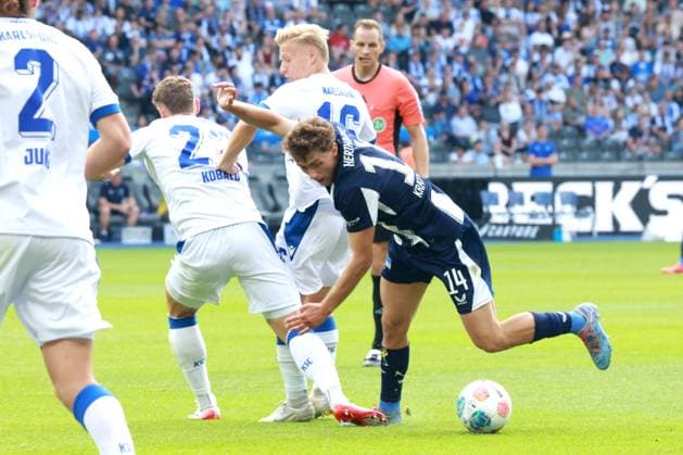 DEU, DFL, 2. FBL, Hertha BSC vs. Karlsruher SC, 10.08.2025, Berliner Olympiastadion, Berlin, DEU, DFL, 2. FBL, Hertha BSC vs. Karlsruher SC, im Bild Maurice Krattenmacher (Hertha BSC Berlin 14), Sebastian Jung (Karlsruher SC 2), ANDREAS MUELLER (Karlsruher SC 16) DFL - regulations prohibit any use of Photographs as image sequences and or quasi-video