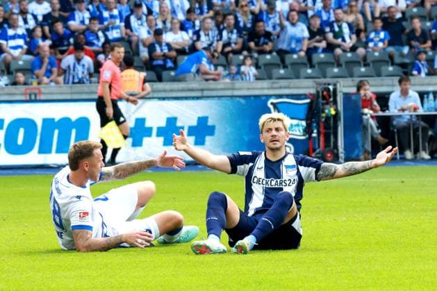 DEU, DFL, 2. FBL, Hertha BSC vs. Karlsruher SC, 10.08.2025, Berliner Olympiastadion, Berlin, DEU, DFL, 2. FBL, Hertha BSC vs. Karlsruher SC, im Bild Dawid Kownacki (Hertha BSC Berlin 9), Marcel Franke (Karlsruher SC 28) DFL - regulations prohibit any use of Photographs as image sequences and or quasi-video