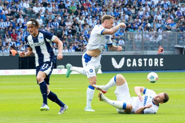 DEU, DFL, 2. FBL, Hertha BSC vs. Karlsruher SC, 10.08.2025, Berliner Olympiastadion, Berlin, DEU, DFL, 2. FBL, Hertha BSC vs. Karlsruher SC, im Bild Fabian Reese (Hertha BSC Berlin 11), Christoph Kobald (Karlsruher SC 22), Marcel Franke (Karlsruher SC 28) DFL - regulations prohibit any use of Photographs as image sequences and or quasi-video