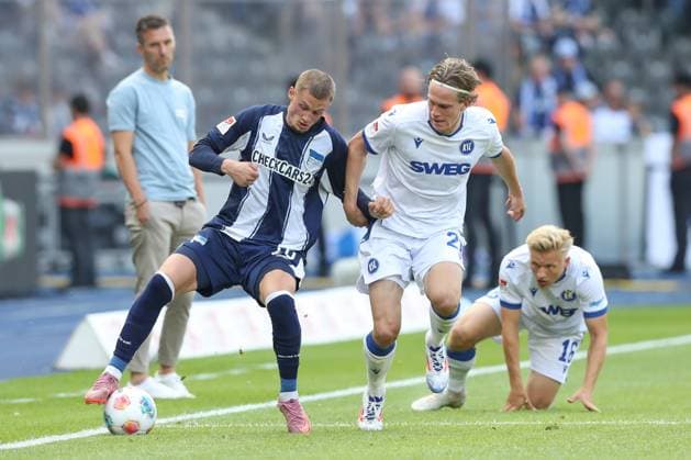 10.08.2025, xtgx, Fussball 2. Bundesliga, Hertha BSC Berlin - Karlsruher SC emspor, v.l. Michael Cuisance (Hertha), David Herold (Karlsruhe, 20) Zweikampf, Duell, Kampf, tackle (DFL DFB REGULATIONS PROHIBIT ANY USE OF PHOTOGRAPHS as IMAGE SEQUENCES and or QUASI-VIDEO) Berlin