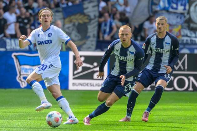 GER, Berlin, Fussball, Hertha BSC vs Karlsruher SC, KSC, DFB, 2 Bundesliga, Spielzeit 2025 2026, 10.08.25 v.l. David Herold (KSC), Jon Dagur Thorsteinsson (Hertha BSC), Marton Dardai (Hertha BSC), Zweikampf, Action, Kampf, kaempft um den Ball, DFB DFL REGULATIONS PROHIBIT ANY USE OF PHOTOGRAPHS AS IMAGE SEQUENCES AND OR QUASI-VIDEO,