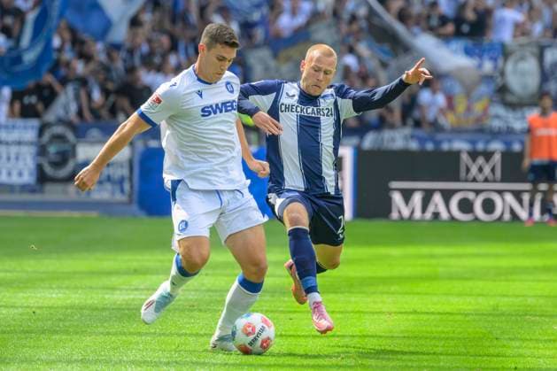 GER, Berlin, Fussball, Hertha BSC vs Karlsruher SC, KSC, DFB, 2 Bundesliga, Spielzeit 2025 2026, 10.08.25 v.l. Marcel Beifus (KSC), Jon Dagur Thorsteinsson (Hertha BSC),Zweikampf, Action, Kampf, kaempft um den Ball, DFB DFL REGULATIONS PROHIBIT ANY USE OF PHOTOGRAPHS AS IMAGE SEQUENCES AND OR QUASI-VIDEO,