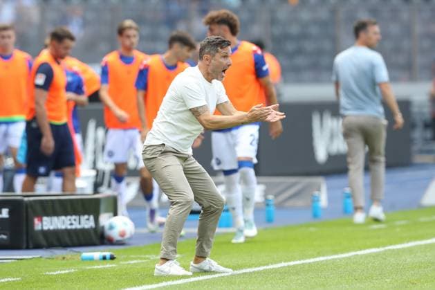 10.08.2025, xtgx, Fussball 2. Bundesliga, Hertha BSC Berlin - Karlsruher SC emspor, v.l. Stefan Leitl (Hertha, Trainer) gibt Anweisungen, gestikuliert mit den Armen, gesticulate, gives instructions (DFL DFB REGULATIONS PROHIBIT ANY USE OF PHOTOGRAPHS as IMAGE SEQUENCES and or QUASI-VIDEO) Berlin