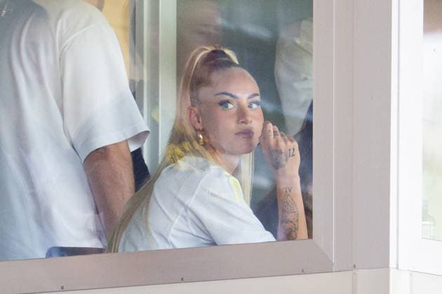 10.08.2025 - Fußball, Damen, 2025 2026, Saisoneröffnung, Testspiel, Borussia Dortmund - Juventus Turin: Alisha Lehmann sitzt in einer Sprecherkabine Dortmund Nordrhein-Westfalen Deutschland Signal Iduna Park