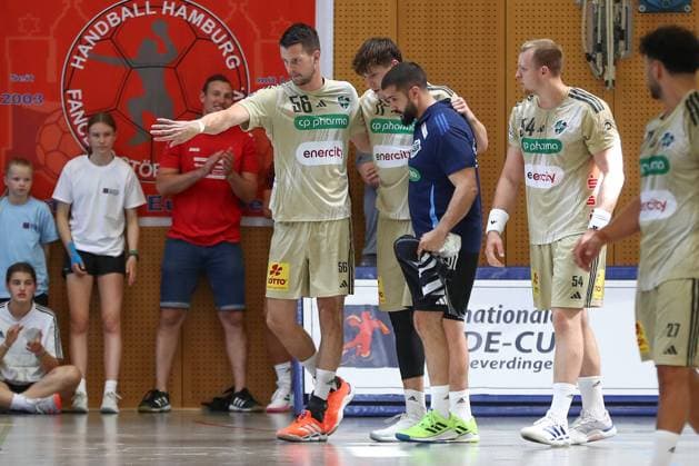 10.08.2025, xgox, Handball - Heide-Cup - Spiel um Platz 3 TSV Hannover Burgdorf - Kadetten Schaffhausen emspor, v.l. Maxim Orlov (Hannover, 11) muss nach einem Zweikampf, Duell, Kampf, tackle mit Unterstuetzung vom Feld runter, verletzt, Verletzung Schneverdingen