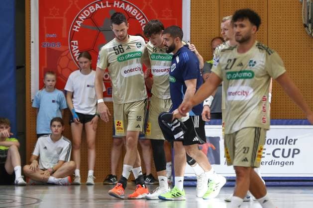 10.08.2025, xgox, Handball - Heide-Cup - Spiel um Platz 3 TSV Hannover Burgdorf - Kadetten Schaffhausen emspor, v.l. Maxim Orlov (Hannover, 11) muss nach einem Zweikampf, Duell, Kampf, tackle mit Unterstuetzung vom Feld runter, verletzt, Verletzung Schneverdingen
