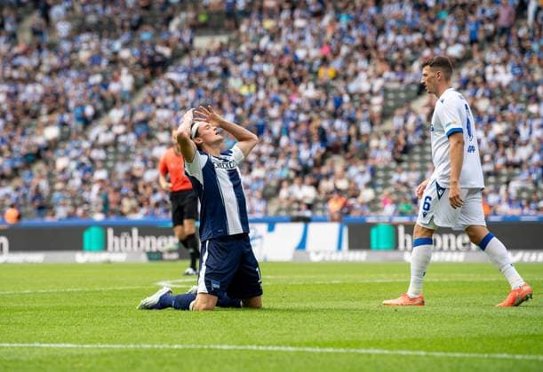 Fussball, Herren, Saison 2025 2026, 2. Bundesliga (2. Spieltag), Hertha BSC - Karlsruher SC, v.l. Fabian Reese (Hertha BSC), Nicolai Rapp (Karlsruher SC), 10.08. 2025,