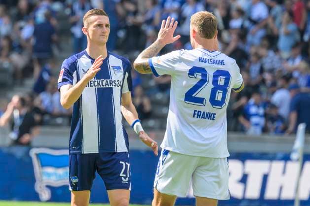 GER, Berlin, Fussball, Hertha BSC vs Karlsruher SC, KSC, DFB, 2 Bundesliga, Spielzeit 2025 2026, 10.08.25 v.l. Niklas Kolbe (Hertha BSC), Marcel Franke (KSC), verabschieden sich nach dem Spiel, Endstand 0:0 nach 90 plus 5 Minuten Nachspielzeit, DFB DFL REGULATIONS PROHIBIT ANY USE OF PHOTOGRAPHS AS IMAGE SEQUENCES AND OR QUASI-VIDEO,