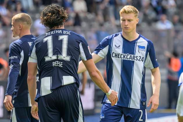 GER, Berlin, Fussball, Hertha BSC vs Karlsruher SC, KSC, DFB, 2 Bundesliga, Spielzeit 2025 2026, 10.08.25 v.l. Fabian Reese (Hertha BSC), Julian Eitschberger (Hertha BSC), traurig, deprimiert, sauer, Endstand 0:0 nach 90 plus 5 Minuten Nachspielzeit, DFB DFL REGULATIONS PROHIBIT ANY USE OF PHOTOGRAPHS AS IMAGE SEQUENCES AND OR QUASI-VIDEO,