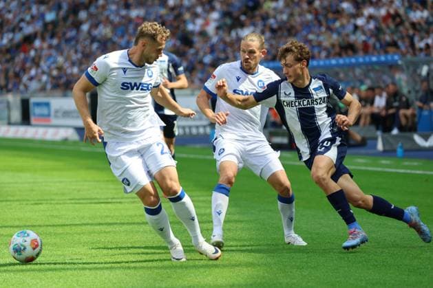 2. Fußball Bundesliga, Hertha BSC - Karlsruher SC Maurice Krattenmacher (Hertha BSC Berlin 4) im Zweikampf mit Christoph Kobald (Karlsruher SC 22) -links-, während der Begegnung in der 2. Fußball Bundesliga, Hertha BSC - Karlsruher SC in Berlin, Olympiastadion, am 10.08.2025. DFB regulations prohibit any use of photographs as image sequences and or quasi video.