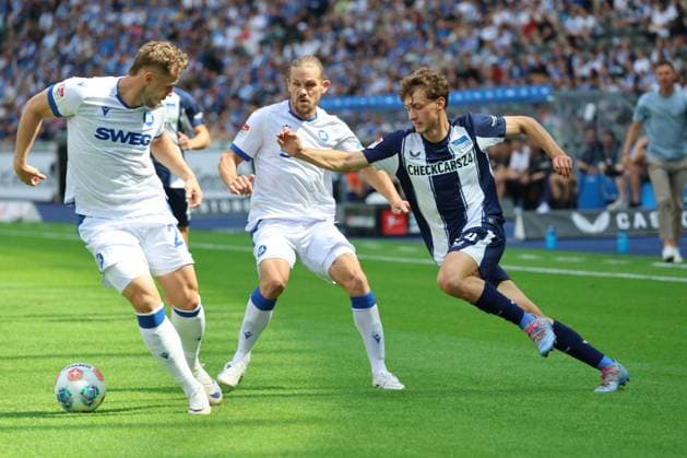 2. Fußball Bundesliga, Hertha BSC - Karlsruher SC Maurice Krattenmacher (Hertha BSC Berlin 4) im Zweikampf mit Christoph Kobald (Karlsruher SC 22) -links-, während der Begegnung in der 2. Fußball Bundesliga, Hertha BSC - Karlsruher SC in Berlin, Olympiastadion, am 10.08.2025. DFB regulations prohibit any use of photographs as image sequences and or quasi video.