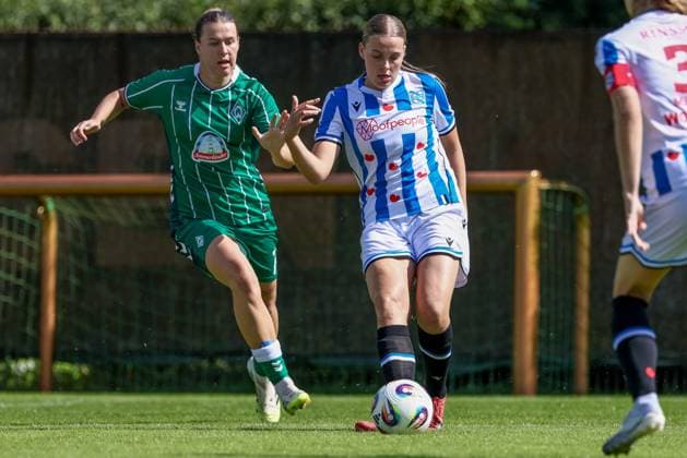 v.li.: Larissa Mühlhaus (SV Werder Bremen, 7) und Eef Smits (SC Heerenveen, 4), 10.08.2025, Bremen (Deutschland), Fussball, Testspiel Frauen, SV Werder Bremen - SC Heerenveen